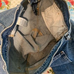 The Mid rise boyfriend jeans from old navy size 6